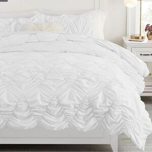 Whimsical waves white bedding set Queen size